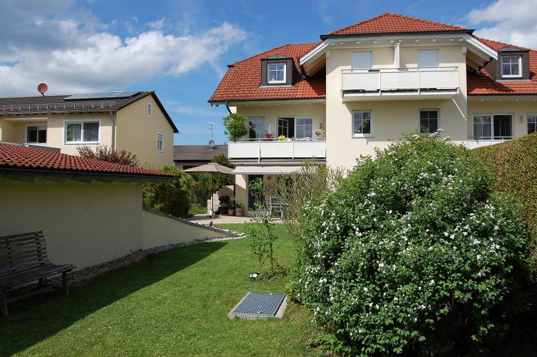 Ihr privates Zuhause in Weilheim – großzügiger Garten, stilvolles Wohnen & viel Privatsphäre – Blick auf das Haus