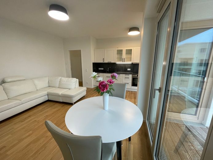 Wohnzimmer mit offener Küche