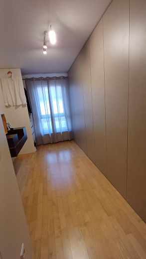 Casa a schiera centrale di alta qualità con 6,5 locali, impianto fotovoltaico e molti dettagli speciali – Ankleidezimmer