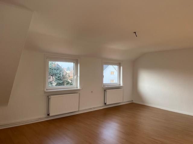 Lichtdurchflutete charmante 3 Zi-DG-Whg. renoviert-in bester grüner Lage - – Wohnzimmer 