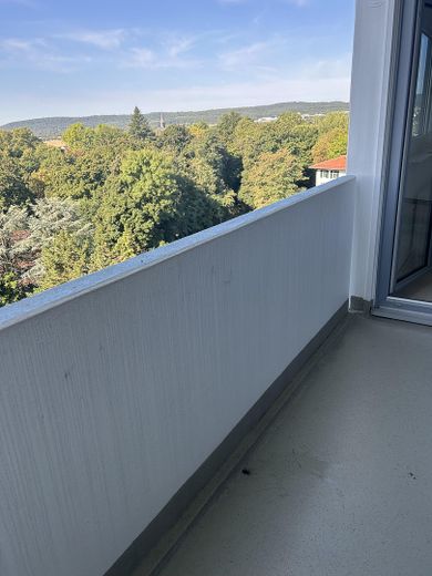 Provisionsfrei, modernisierte 2-Zimmer-Wohnung mit Skylineblick in Liederbach – Loggia