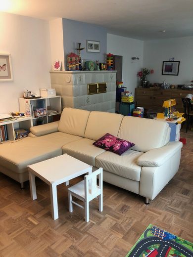 Wohnzimmer mit Kachelofen