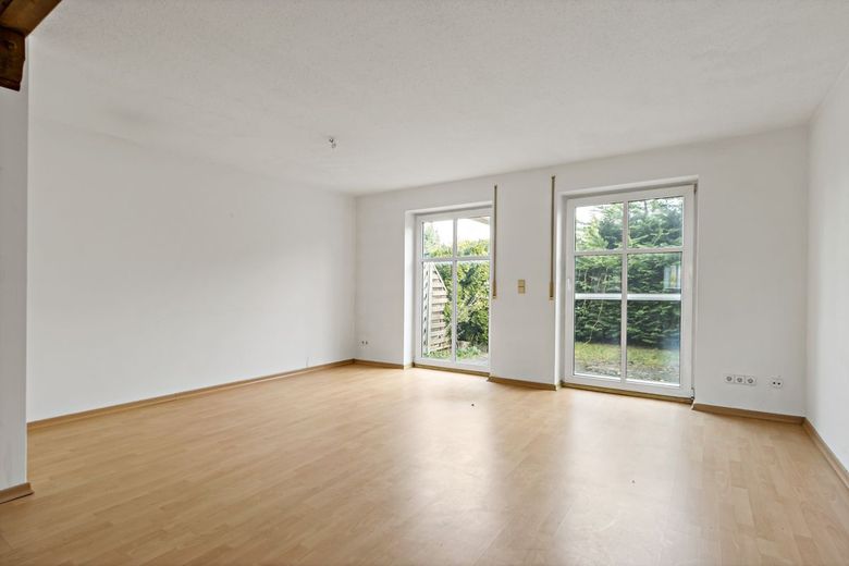 Charmantes Reihenmittelhaus mit viel Platz, Keller und Garten in gefragter Lage von Zwintschöna – Wohnzimmer