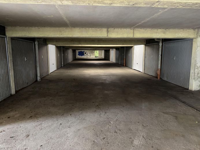 Gruntownie odnowiona inwestycja kapitałowa z własnym garażem – 5,1% rentowności brutto, bez prowizji – Garagenanlage