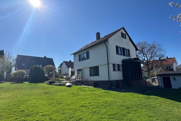 Cerchiamo una famiglia simpatica o una coppia per una splendida casa con un ampio giardino in una posizione meravigliosa ad Aichschieß