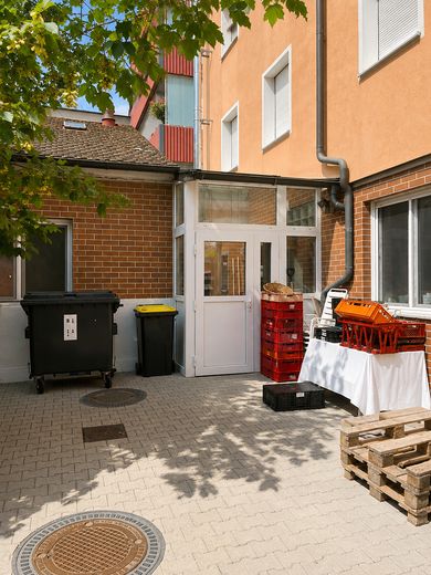 Gewerbeeinheit mit Ausstattung ideal für Metzgerei, Bäckerei oder Imbiss – Hintereingang