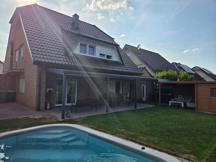 Spacious detached house with fireplace, sauna, garage and heated pool in the garden – Photo 4