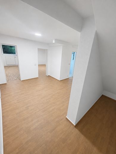 Kernsanierte 4–5-Zimmer-Wohnung | Einbauküche | Kamin | Garage | Terrasse – Flur - Souterrain / Keller