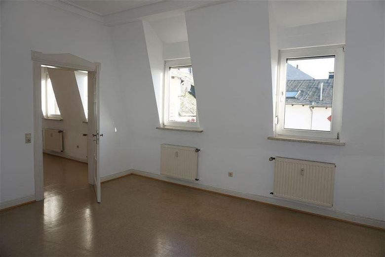 Wunderschönes helles Altbauappartement mitten in Trier mit Stuckdecken und Einbauküche – Schlafzimmer