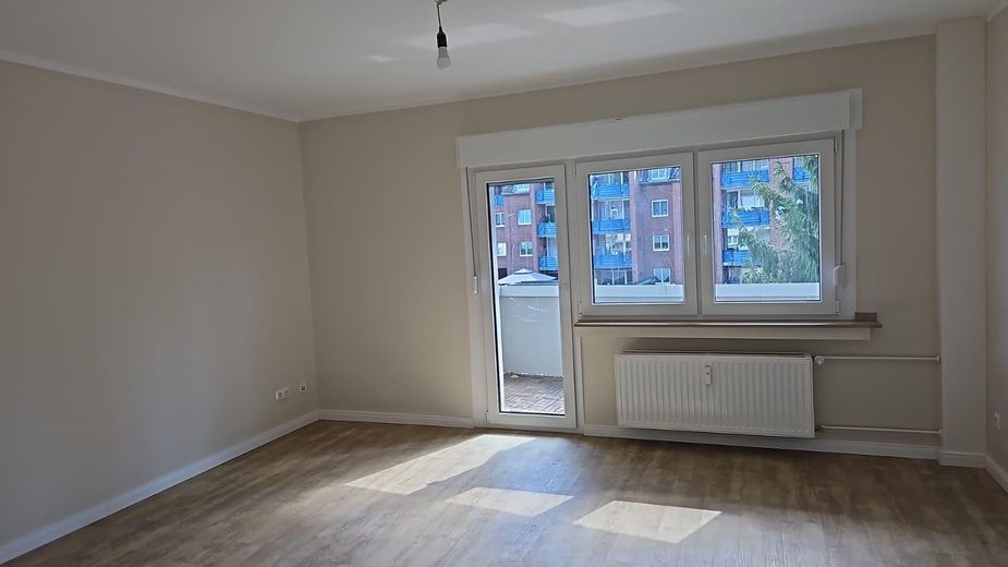 Erstvermietung nach Sanierung | Helle 2-Zimmer Wohnung mit Balkon und Einbauküche – Wohnzimmer