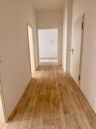 Helle, großzügig geschnittene 2-Zimmer-Wohnung – Flur zur Sitzecke