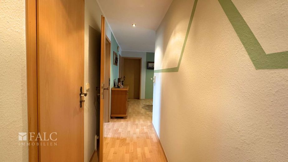 ***Viel Platz für Ihre Wohnideen - Doppelhaushälfte mit Wintergarten und großem Grundstück*** – Flur