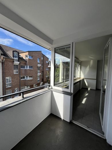 Helle sanierte 3-Zimmer-Wohnung mit zwei Balkonen in Rheinnähe – Loggia