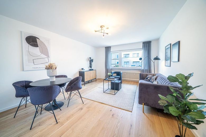 Erstbezug: hochwertige & energetische Sanierung – 3-Zimmer-Wohnung mit Garten, Bonn-Ippendorf – Wohnzimmer hochwertig saniert