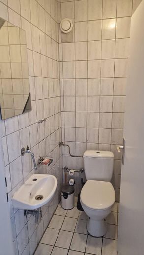 Preis verhandelbar: Helle, kurzfristig bezugsfreie 4,5-Zi.-Wohnung in Top-Lage von Laupheim-Süd – WC aktuell