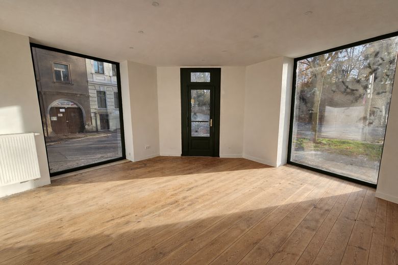 Hauptraum mit 2 Schaufenstern