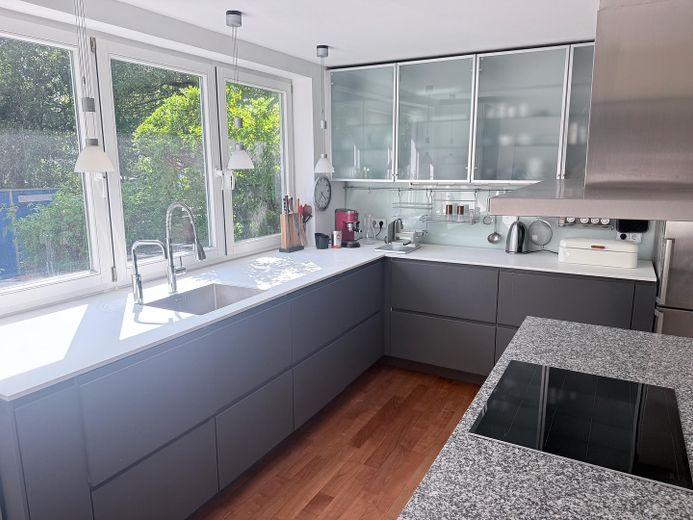 Exklusive möblierte Doppelhaushälfte mit 175 m², großem Privatgarten und Loftcharakter in Gräfelfing – Küche mit Kochinsel