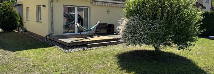 Garten mit Baum und Terrasse