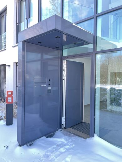 Luxus-Penthouse-Wohnung in traumhafter Lage mit Privatseenutzung – Eingang zu Ihrer Wohnung