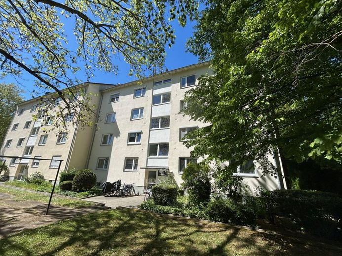FRANK SCHÄFER IMMOBILIEN - attraktive ETW in MZ-Hechtsheim für Eigennutzer o. clevere Kapitalanleger – Hausansicht Vorderseite (rechts)