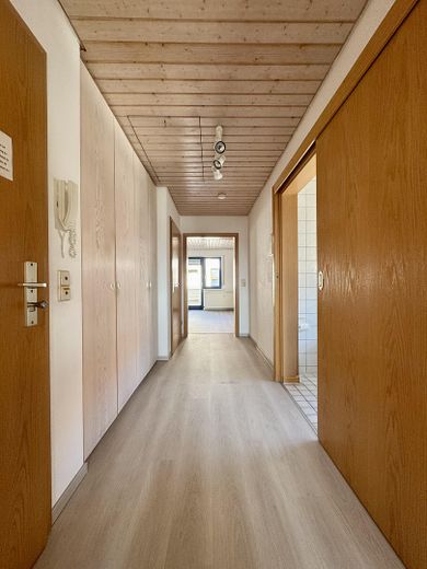 Provisionsfrei: 2-Zimmer-Wohnung DG mit Balkon in betreuter Wohnanlage – Flur