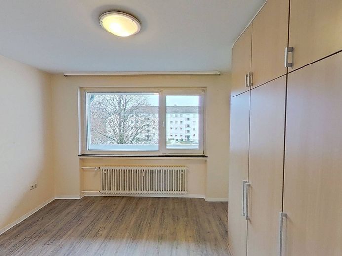 SPARAKTION: Komfortable 3-Zimmer-Wohnung mit überdachtem BALKON und Tageslichtbad mit Dusche und Badewanne – Ansicht I: Schlafzimmer I