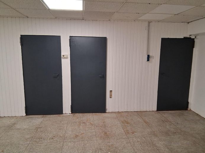 Storage hall (basement level) newly renovated in an optimal traffic location – Lagerraum Türen