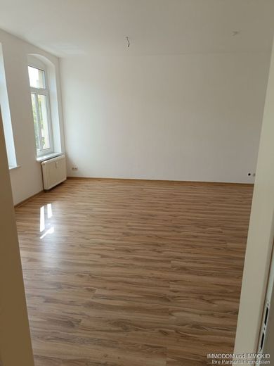 Schön geschnittene 3-Zimmer-Wohnung mit EINBAUKÜCHE, Personenaufzug, BALKON und Gäste-WC zu vermieten! – Wohnzimmer