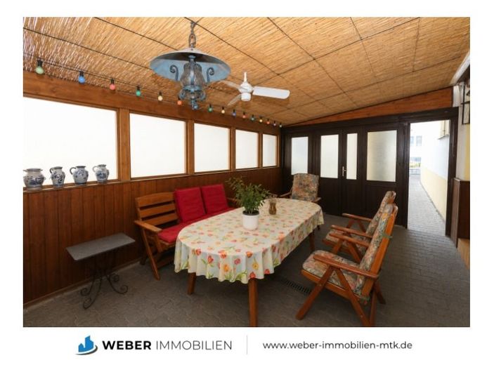 1-2 Generationenhaus mit SONNEN-Garten in RUHIGER Seitenstraße von WEILBACH – Freisitz, KI bearbeitet