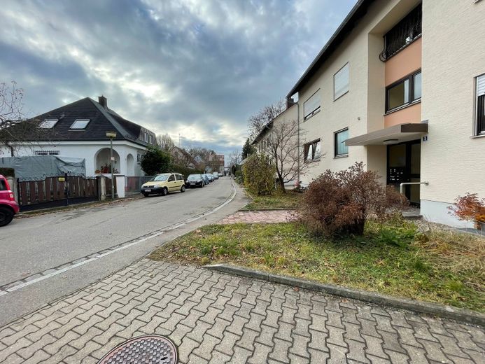 2-room basement apartment in an excellent location directly by Siebentischwald – Außenansicht Haus