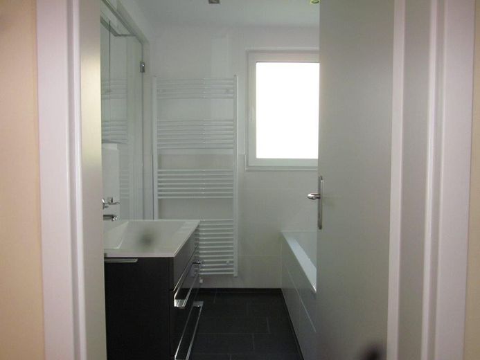 Fernblick über Bad Harzburg trifft Spa-Feeling: geöltes Parkett, Vollbad, Dampfsauna & 2 Balkone – Bad m. Wanne/Dusche/Dampfsauna