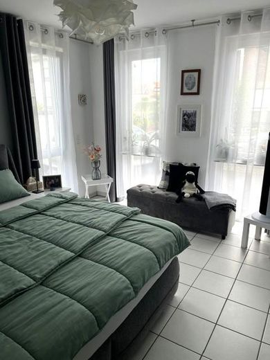 Hochwertige helle 3-Zi.-Whg., Einbauküche u. Balkon, in modernem 4-Fam.-Haus, Bestwohnlage Groovnähe – Schlafzimmer