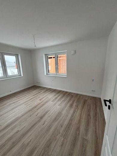 Für Kapitalanleger, direkt an der Elbe, Neubau, Mietrendite 3,8%, Abschreibung 5% – Zimmer