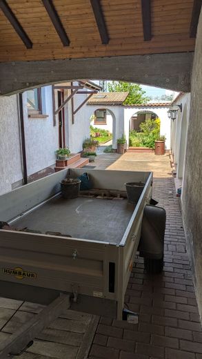Gepflegtes Zweifamilienhaus mit großem Garten, Garagen und vielfältigen Nutzungsmöglichkeiten – Hof