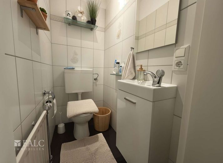 gemütliche Familienwohnung: 4 Zimmer mit Wintergarten, zwei Loggien &amp; Tiefgaragenstellplatz – Badezimmer