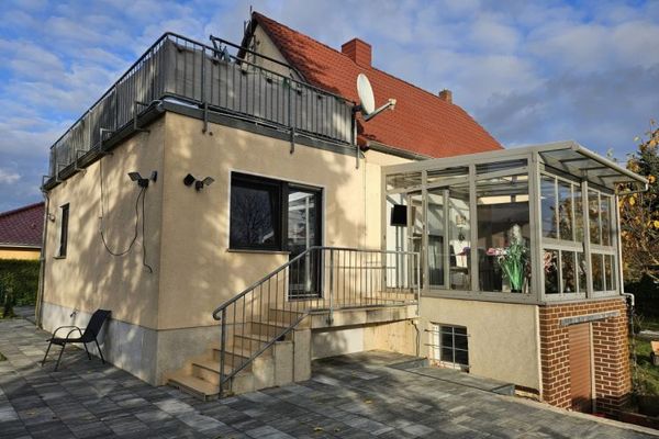 Residenza familiare incantevole con veranda, garage - gioia della vita di campagna a soli 3 km da Halle (S.)