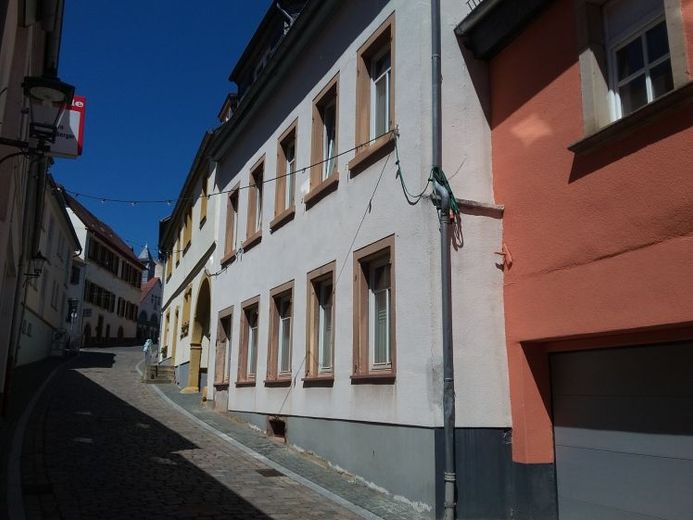 EUPORA® Immobilien: किर्ख़हाइमबोलांडेन के केंद्र में आंगन वाला बहु-परिवारिक मकान। – फोटो 1