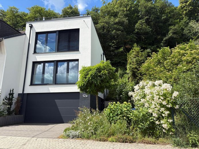 Architektenhaus mit Rheinblick – Neubau 2020 in Brohl-Lützing – Hausfront