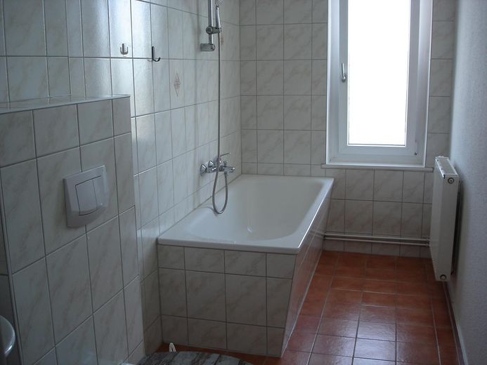 Eberswalde 2-Raumwohnung – Bad mit Fenster und Wanne