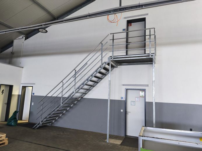Treppe zum Büro im OG