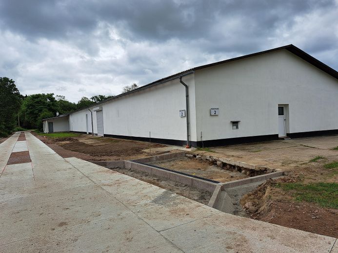 आवासीय और व्यावसायिक भवन 850m², ऊर्जा-कुशल रूप से नवीनीकृत A+; 4288m² भूखंड, मिश्रित क्षेत्र, 2 निर्माण क्षेत्र – Parkstraße im Bau -ist fertig