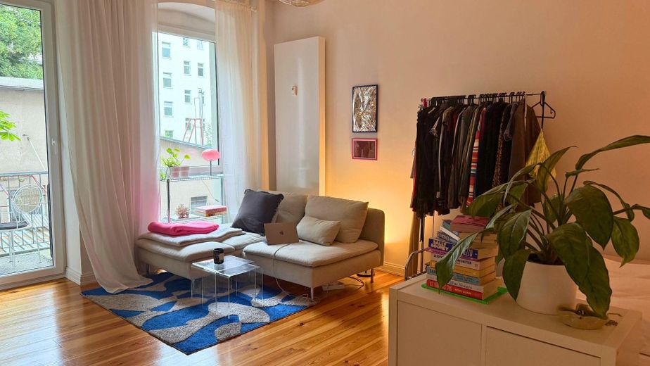 Helle möblierte 1-Zimmer-Wohnung mit Balkon im Herzen von Friedrichshain – Wohnbereich