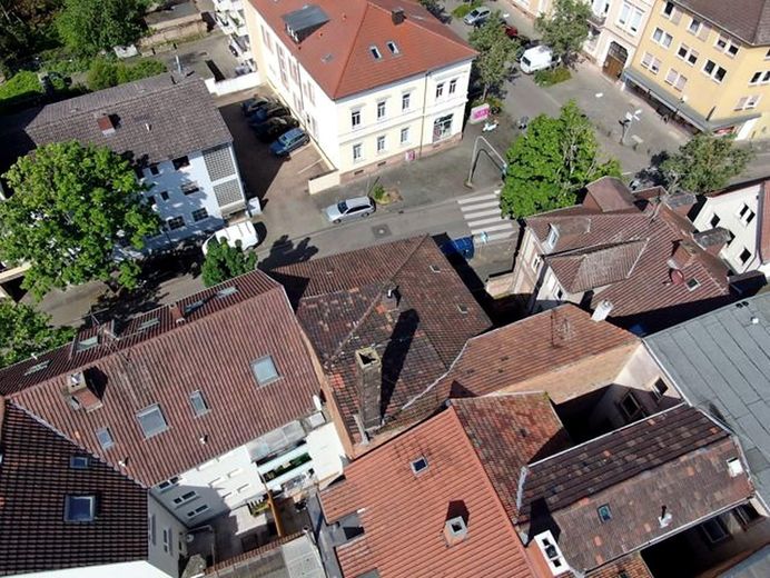 Denkmalgeschütztes Altstadt-Anwesen mit Baugenehmigung für 5 Wohnungen – Entwicklerprojekt in Landau – Luftbild Altstadt