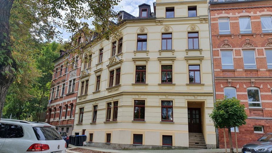 Attraktives MFH mit 7 WE topsaniert am Park der Generationen in 08468 Reichenbach – Straßenansicht vom Park aus