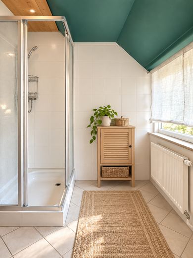 Idylisches Fachwerkhaus im Grünen mit eigenem Gartenanteil – Badezimmer mit Dusche