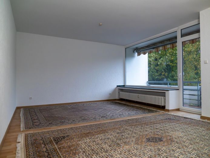 Renovierte 4-Zimmerwohnung in Duisburg-Mittelmeiderich demnächst zu vermieten – Wohnzimmer