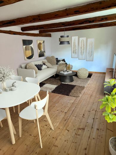 Sanierte 3-Zimmerwohnung mit Altbaucharme – Wohnzimmer_Beispiel