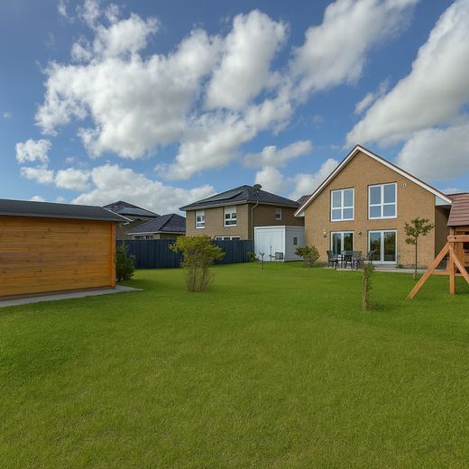 Neuwertig! Freistehendes KFW40 Einfamilienhaus mit großem Garten und Feldblick in einem Neubaugebiet – Garten