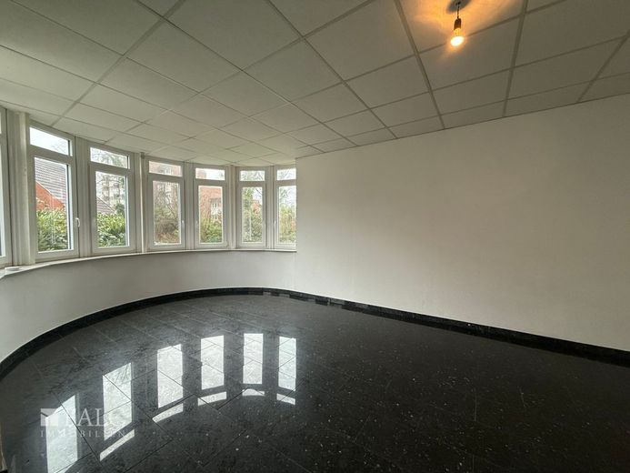Exklusives Wohnen auf einer Ebene - 6 Zimmer, ca. 220 m², Balkon &amp; TG-Stellplatz möglich – Bild 11
