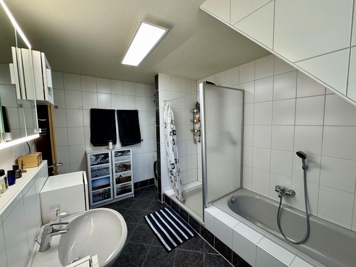 Appartement en duplex avec galerie unique, balcon orienté sud et vue dégagée sur la vallée de la Bibert – Photo 8
